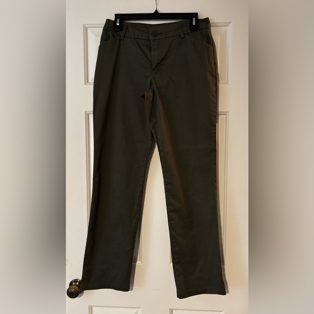 Lee Relaxed Fit Mid Rise Pants in Olive